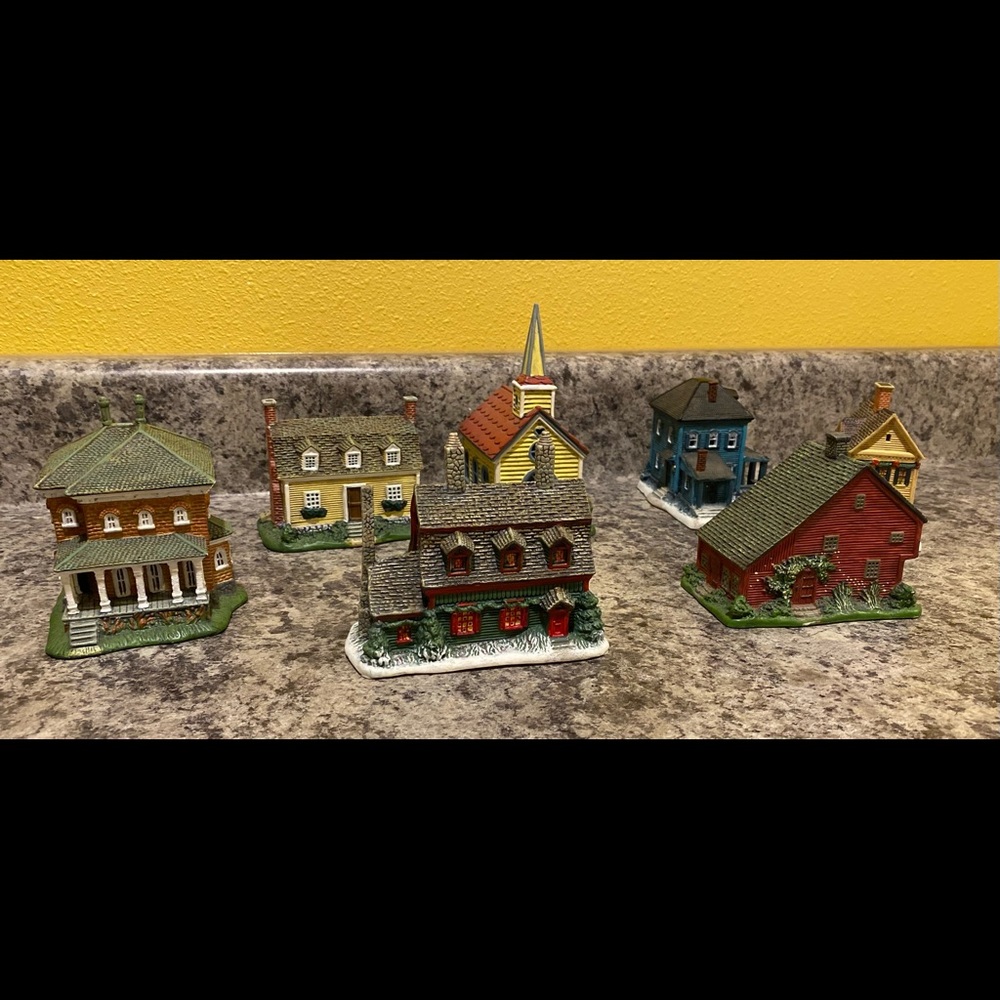 MINIATURE CHRISTMAS VILLAGE